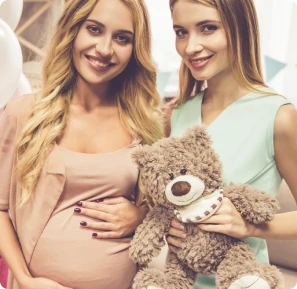 Women chatting relaxed at a gift table